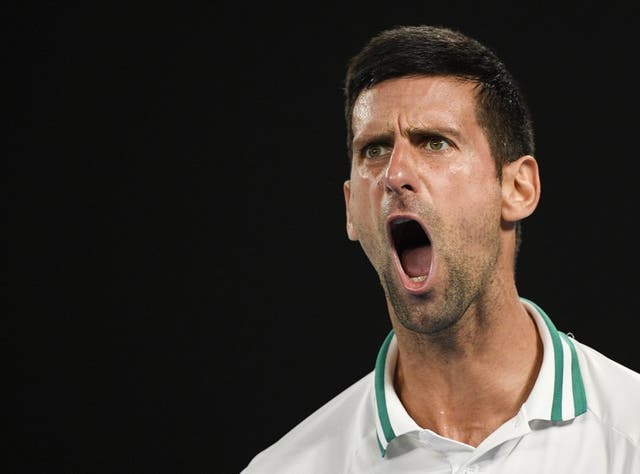 <p>Novak Djokovic tras ganar el segundo set del partido contra Aslan Karatsev en las semifinales del Abierto de Australia, el jueves 18 de febrero de 2021. </p>