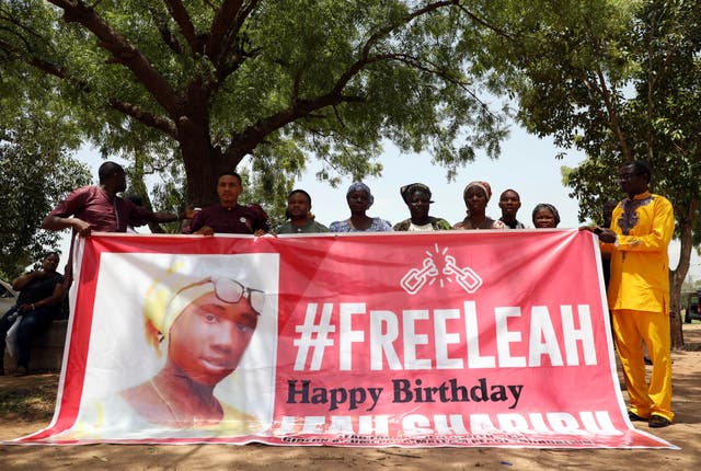 <p>Familiares de la colegiala Leah Sharibu secuestrada por islamistas de Boko Haram sostienen una pancarta para presionar por su liberación durante un evento para conmemorar su cumpleaños número 16 y dos años de cautiverio en la Fuente de la Unidad en Abuja, el 14 de mayo de 2019. - Leah Sharibu estuvo entre las más 100 escolares secuestradas de la Escuela Secundaria de Niñas del Gobierno en Dapchi, noreste de Nigeria, el 19 de febrero de 2018. Pero mientras sus compañeras de escuela habían sido liberadas, ella fue retenida por negarse a denunciar su religión. </p>