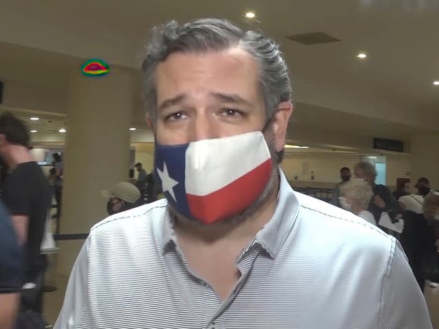 <p>En esta imagen del video, el senador Ted Cruz, republicano por Texas, camina para registrarse para su vuelo de regreso a los EE. UU., en el Aeropuerto Internacional de Cancún en Cancún, México, el jueves 18 de febrero de 2021. </p>