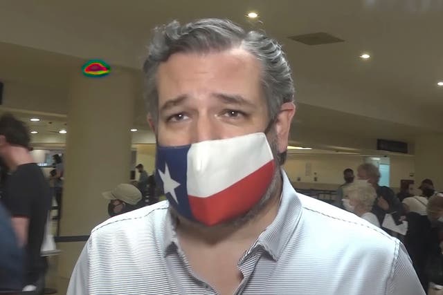 <p>En esta imagen del video, el senador Ted Cruz, republicano por Texas, camina para registrarse para su vuelo de regreso a los EE. UU., en el Aeropuerto Internacional de Cancún en Cancún, México, el jueves 18 de febrero de 2021. </p>