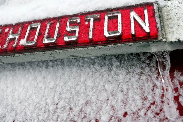 <p> Un niño de once años en Texas murió de presunta hipotermia solo horas después de jugar en la nieve por primera vez  </p>