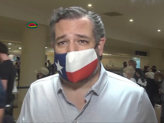 <p>En esta imagen del video, el senador Ted Cruz, republicano por Texas, camina para registrarse para su vuelo de regreso a los EE.UU., En el Aeropuerto Internacional de Cancún en Cancún, México, el jueves 18 de febrero de 2021.</p>