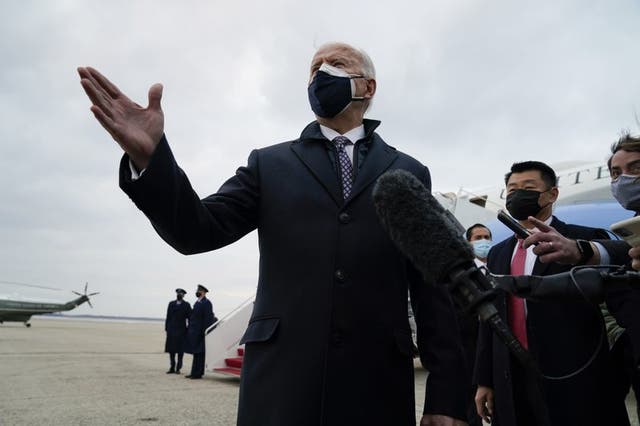 <p>El presidente de Estados Unidos, Joe Biden, habla con un reportero tras bajar del Air Force One, el 19 de febrero de 2021, en la Base de la Fuerza Aérea Andrews en Maryland. </p>