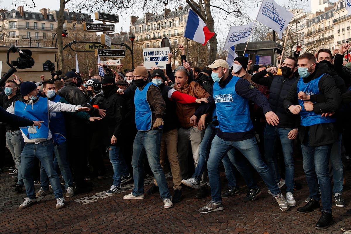 Группа людей для выражения протеста. Протесты во Франции 2022. Митинги во Франции 2022. Франция демонстрации 2021. 1995-2007 Франция акции протеста.
