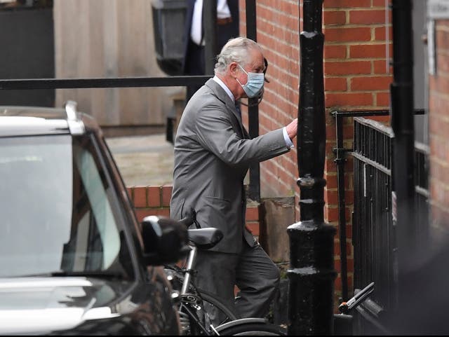 El príncipe Carlos llega al Hospital King Edward VII de Londres