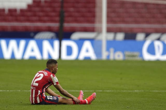 <p>Renan Lodi, del Atlético de Madrid, se sienta en la cancha tras la derrota ante Levante, el sábado 20 de febrero de 2021, en La Liga </p>