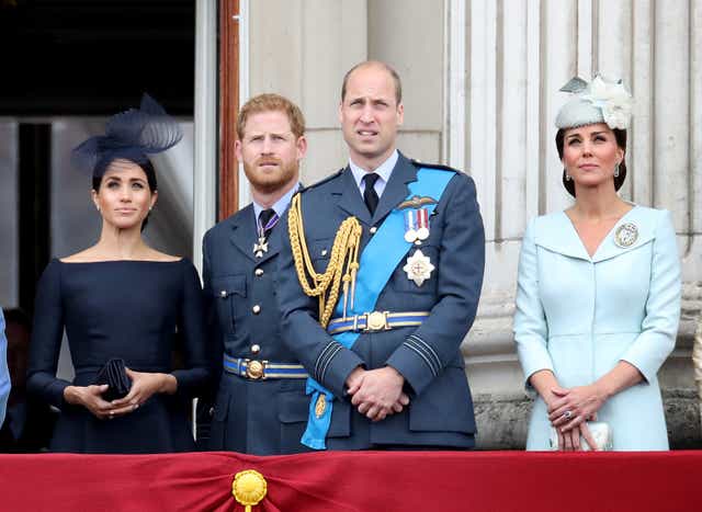 <p>Meghan, duquesa de Sussex, el príncipe Harry, duque de Sussex, el príncipe William, duque de Cambridge y Catherine, duquesa de Cambridge ven el vuelo de la RAF en el balcón del Palacio de Buckingham, como miembros de la La familia real asiste a eventos para conmemorar el centenario de la RAF el 10 de julio de 2018 en Londres, Inglaterra. </p>