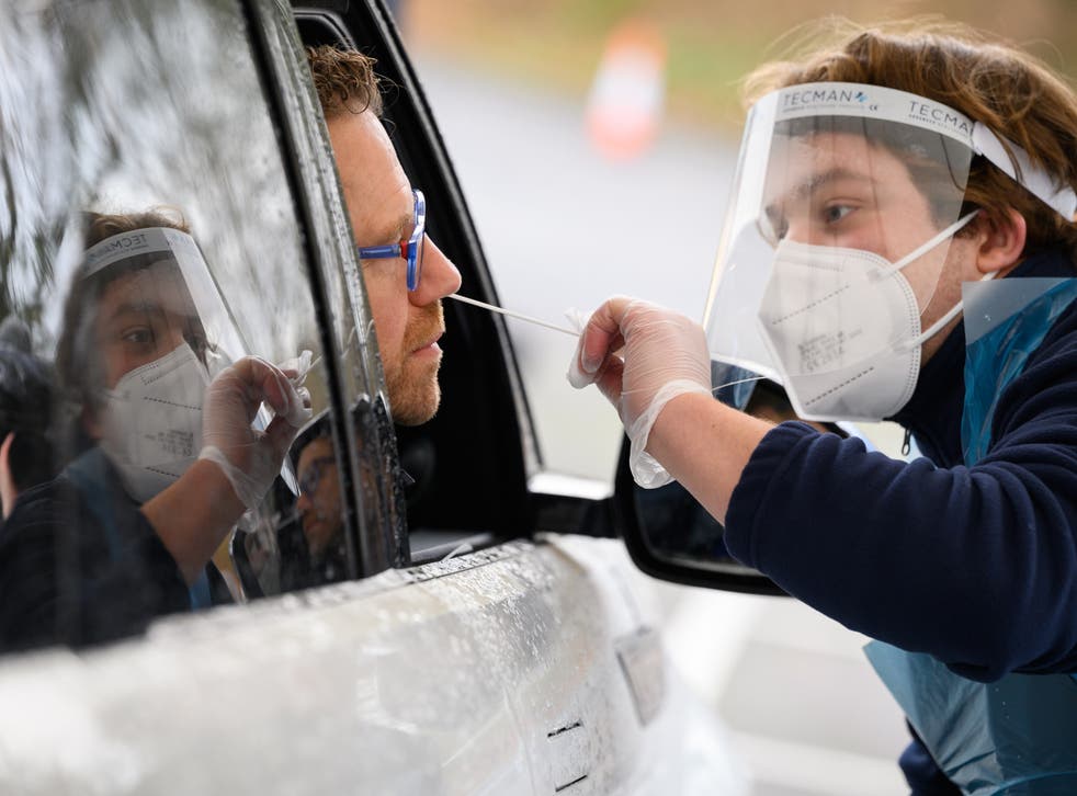 <p>Un miembro del personal se refleja en la ventana del automóvil cuando Nick Markham, el fundador de ExpressTest, realiza una prueba de hisopo de PCR en el aeropuerto de Gatwick el 27 de noviembre de 2020 en Londres, Inglaterra. El aeropuerto proporcionará las pruebas de PCR y hisopos, lo que permitirá a los pasajeros viajar a destinos que les exijan demostrar que no tienen Covid. Debido a la pandemia de COVID-19, el número de viajeros se ha reducido drásticamente. Durante el período comprendido entre julio y septiembre, el aeropuerto registró una caída del 86% en pasajeros en comparación con el mismo período en 2019. El servicio, proporcionado por ExpressTest, cobra £ 60 por pasajero que vuela desde Gatwick, o £ 99 para el público en general.</p>