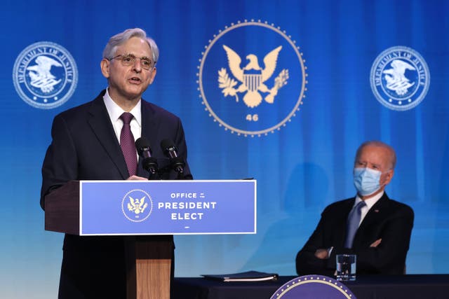 <p>El juez federal Merrick Garland (izq.) Pronuncia sus comentarios después de ser nominado para el cargo de fiscal general de los Estados Unidos por el presidente electo Joe Biden (der.) En el teatro Queen el 7 de enero de 2021 en Wilmington, Delaware. Garland, quien se desempeña como juez de la Corte de Apelaciones de Estados Unidos para el Circuito del Distrito de Columbia, fue nominado a la Corte Suprema por el presidente Barack Obama en 2016, pero los republicanos del Senado le negaron una audiencia o voto de confirmación. </p>