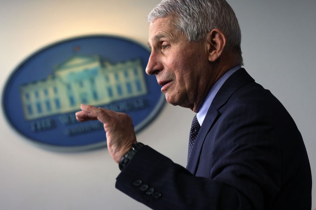 <p>WASHINGTON, DC - 21 DE ENERO: El Director del Instituto Nacional de Alergias y Enfermedades Infecciosas, el Dr. Anthony Fauci, habla durante una conferencia de prensa en la Casa Blanca, dirigida por la Secretaria de Prensa de la Casa Blanca, Jen Psaki, en la Sala de Prensa James Brady de la Casa Blanca el 21 de enero. , 2021 en Washington, DC. Psaki celebró su segunda rueda de prensa desde que el presidente Joe Biden asumió el cargo ayer. </p>