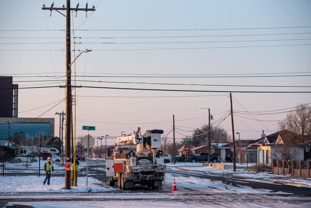 <p>Un equipo de Oncor Electric Delivery trabaja para restaurar la energía en un vecindario luego de la tormenta invernal que pasó por Texas el jueves 18 de febrero de 2021 en Odessa, Texas. </p>