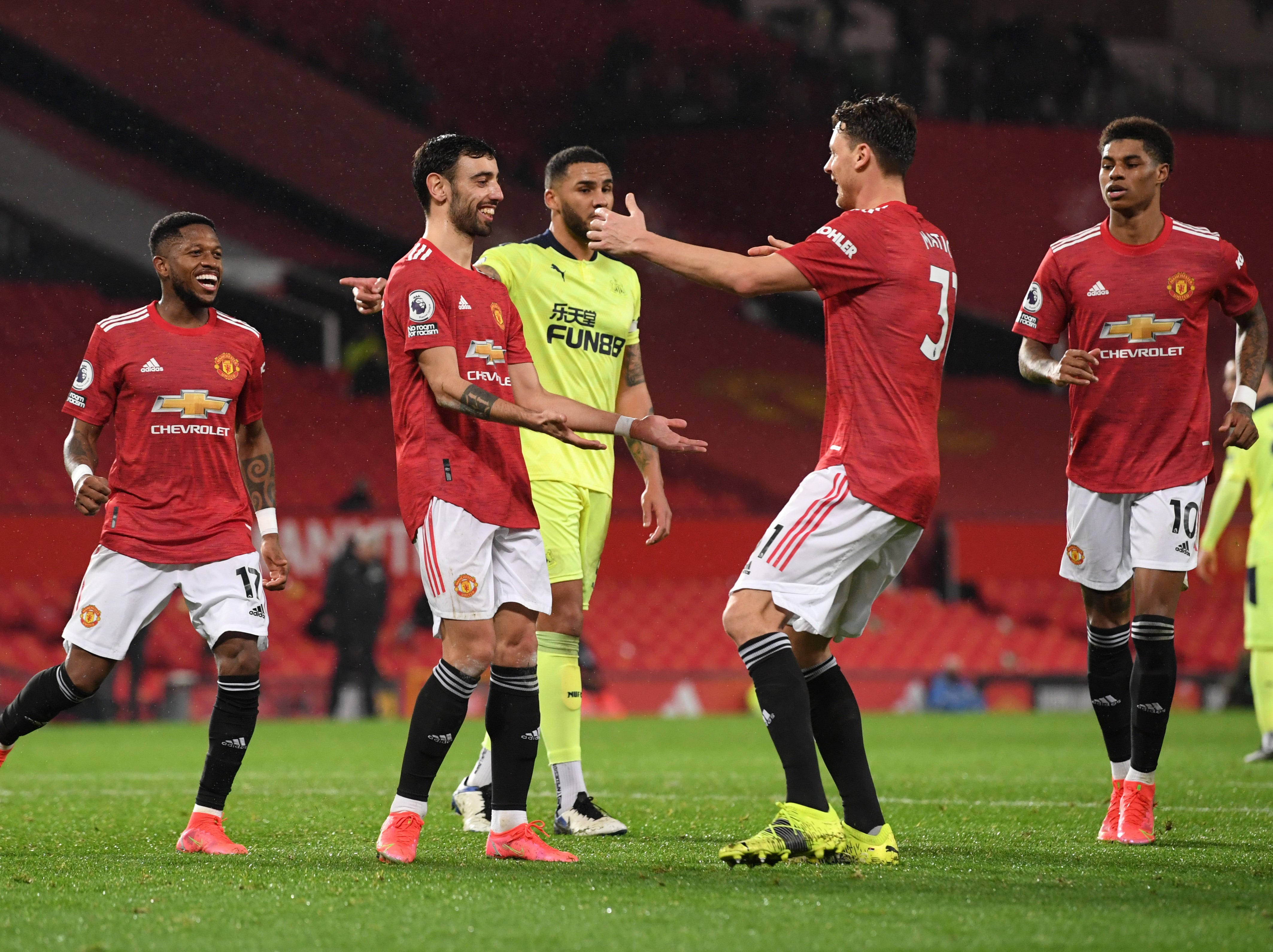Manchester United’s players celebrate Bruno Fernandes’s penalty
