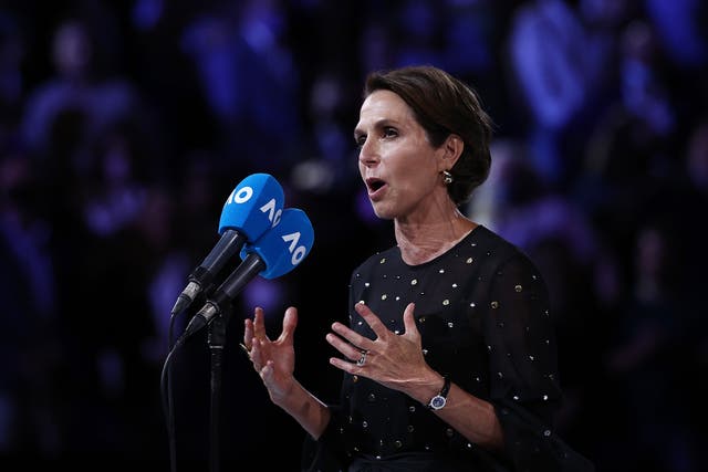 <p> La presidenta de Tennis Australia, Jayne Hrdlicka, se enfrentó a una multitud que la abucheó, lo que la obligó a detener su discurso después de hablar sobre la “esperanza y el optimismo” del lanzamiento de la vacuna  </p>