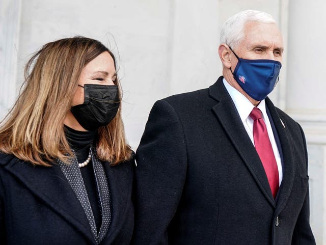 <p>El exvicepresidente de los Estados Unidos Mike Pence y su esposa, Karen Pence, caminan después de la toma de posesión de Joe Biden como el 46º presidente de los Estados Unidos, en Washington, DC, Estados Unidos, el 20 de enero de 2021. </p>