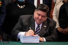 Illinois governor signs sweeping criminal-justice overhaul