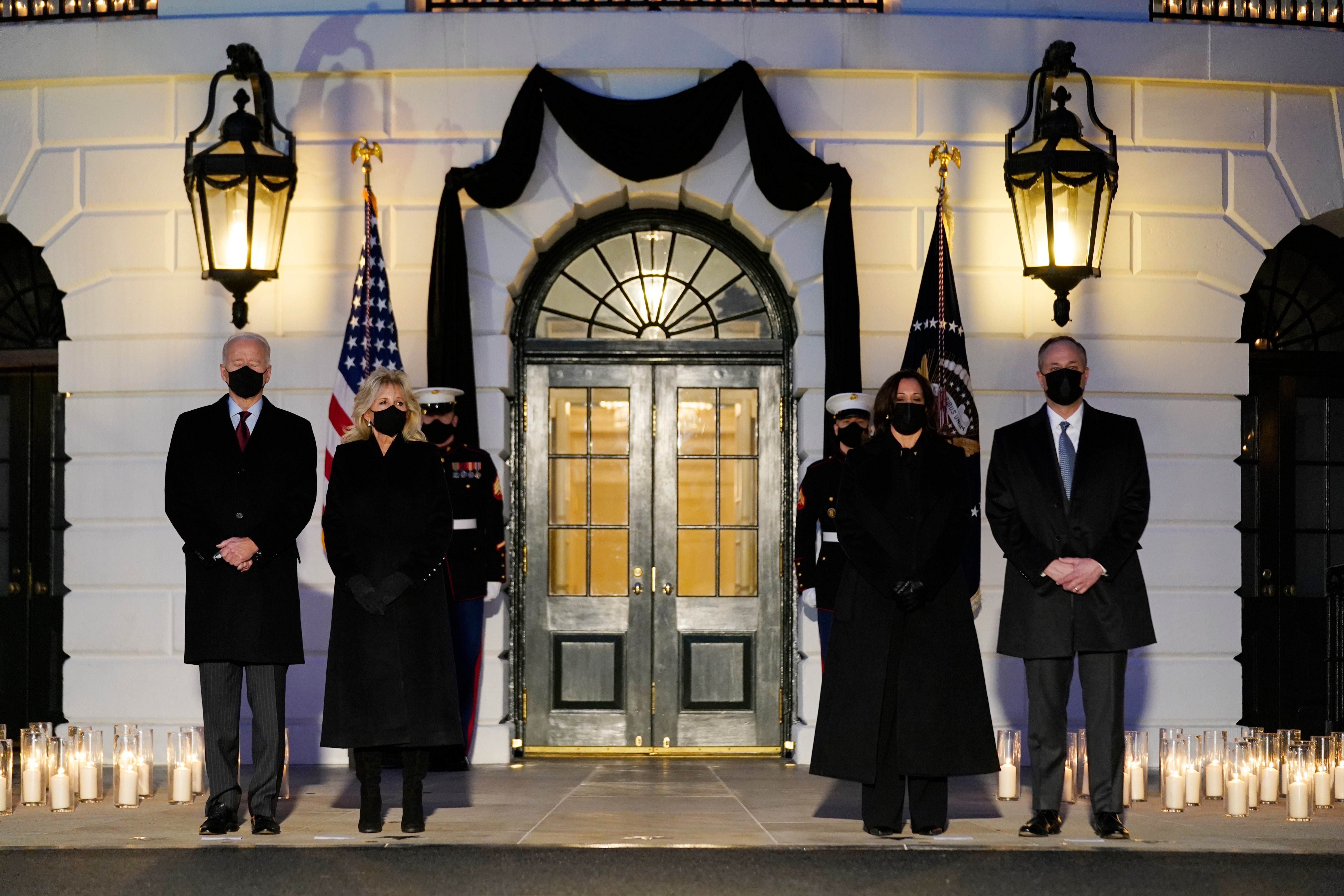 <p>Joe Biden ha hecho un llamamiento a la nación para que se una a él en el duelo y deje de lado las diferencias políticas  </p>