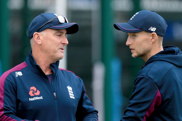 joe Root in conversation with coach Graham Thorpe