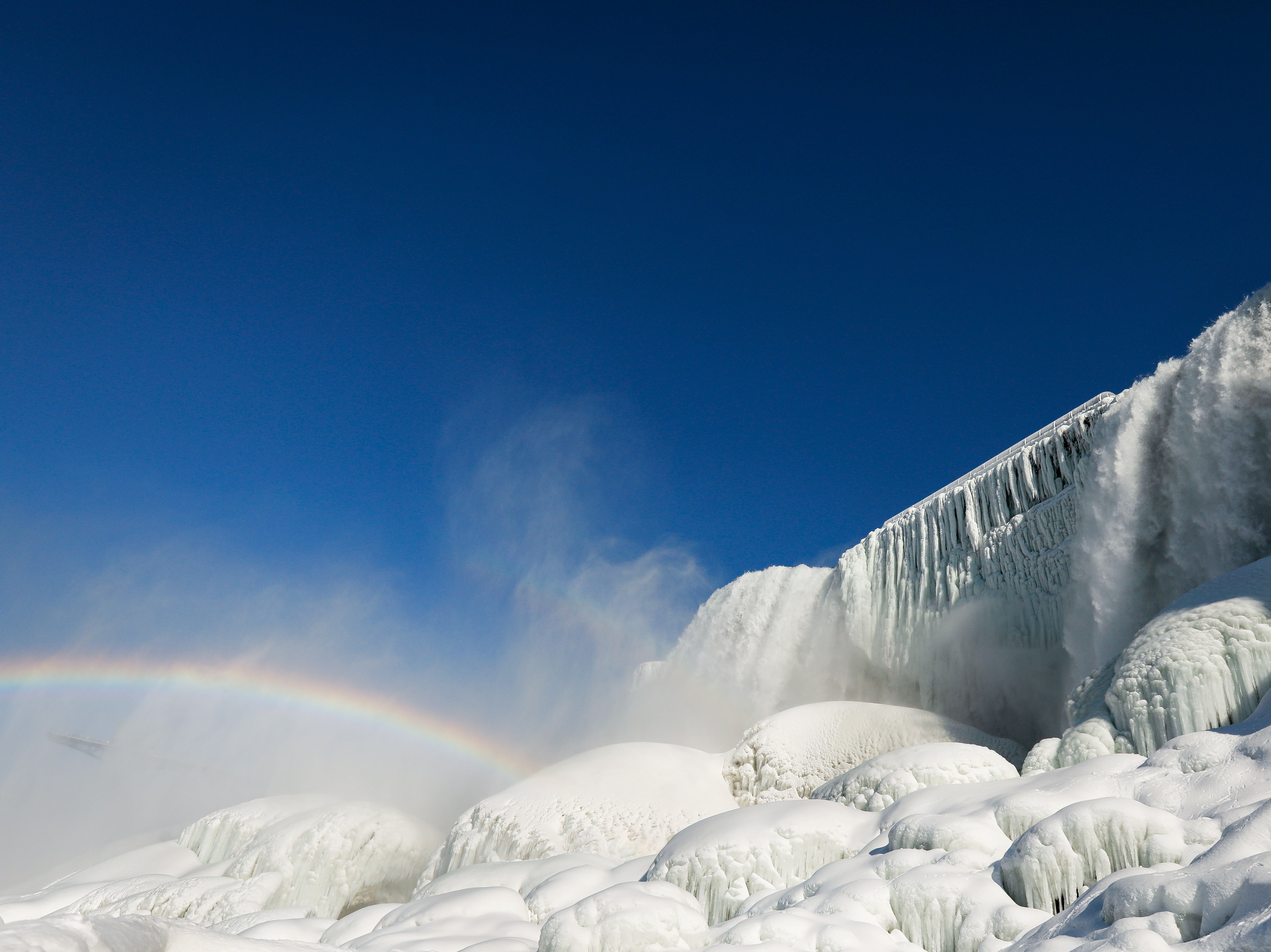 <p>Se vieron gruesos trozos de hielo flotando en el agua.</p>