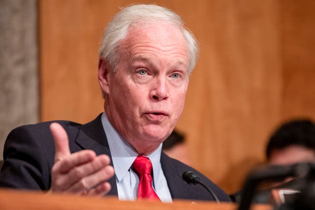 <p>WASHINGTON, DC - 18 DE DICIEMBRE: El presidente del comité, Ron Johnson (R-WI), interroga al inspector general del Departamento de Justicia, Michael Horowitz, durante una audiencia del Comité Senatorial de Seguridad Nacional y Asuntos Gubernamentales en el Capitolio de los Estados Unidos el 18 de diciembre de 2019 en Washington, DC. La semana pasada, el Inspector General publicó un informe sobre los orígenes de la investigación del FBI sobre los posibles vínculos de la campaña de Trump con Rusia durante las elecciones presidenciales de 2016. </p>