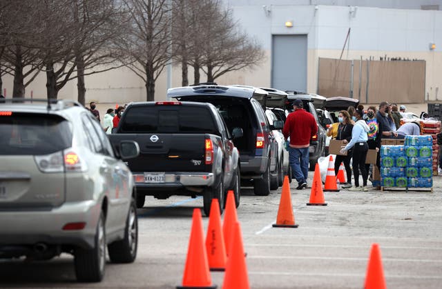 <p>Los voluntarios cargan alimentos en los automóviles durante la distribución de alimentos del Banco de Alimentos de Houston en el Estadio NRG el 21 de febrero de 2021 en Houston, Texas. Miles de personas hicieron fila para recibir alimentos y agua en un sitio de distribución masiva para los residentes de Houston que aún no tienen agua corriente ni electricidad después de la tormenta invernal Uri. La tormenta azotó 26 estados con una combinación de temperaturas bajo cero y precipitaciones, dejando sin electricidad a millones de personas en todo el estado. </p>