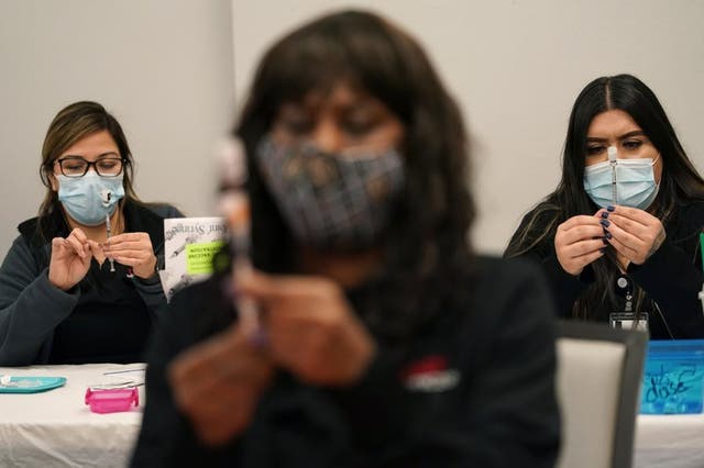 <p>Un equipo de enfermeras prepara vacunas contra el coronavirus en Las Vegas el 22 de enero del 2021.</p>