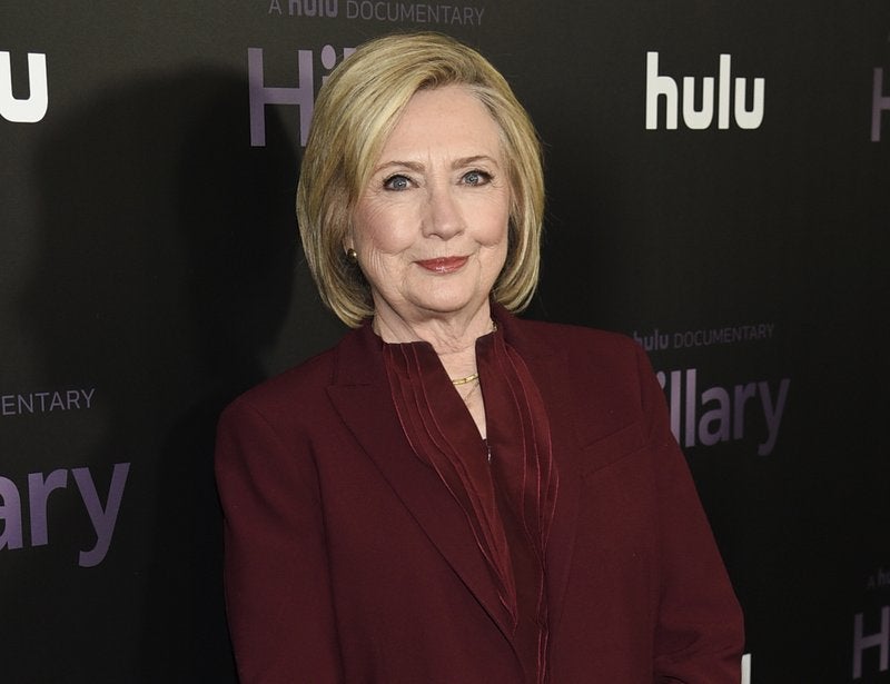 <p>ARCHIVO - La exsecretaria de Estado Hillary Clinton asiste al estreno del documental de Hulu "Hillary" en Nueva York el 4 de marzo del 2020. Clinton se asoció con su amiga Louise Penny para escribir la novela "State of Terror", que se publicará el 12 de octubre de 2021. </p>