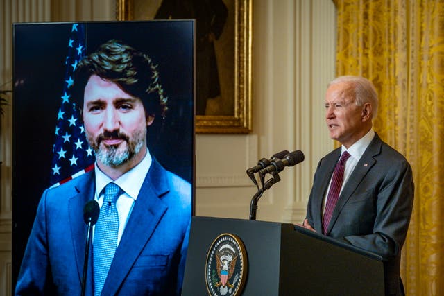 <p>El presidente estadounidense Joe Biden y el primer ministro Justin Trudeau (virtualmente) hacen declaraciones en el East Room de la Casa Blanca sobre su reunión bilateral virtual en Washington, DC, EE. UU., el 23 de febrero de 2021. </p>