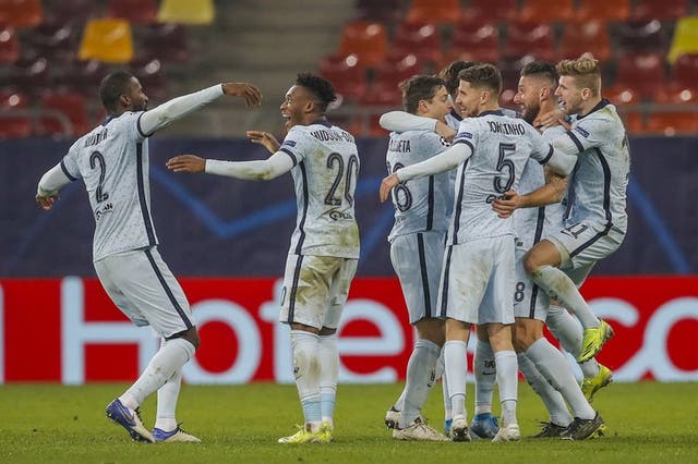 <p>Olivier Giroud celebra con sus compañeros de Chelsea tras marcar el primer gol en el partido contra el Atlético de Madrid por los octavos de final de la Liga de Campeones, el martes 23 de febrero de 2021, en Bucarest. </p>