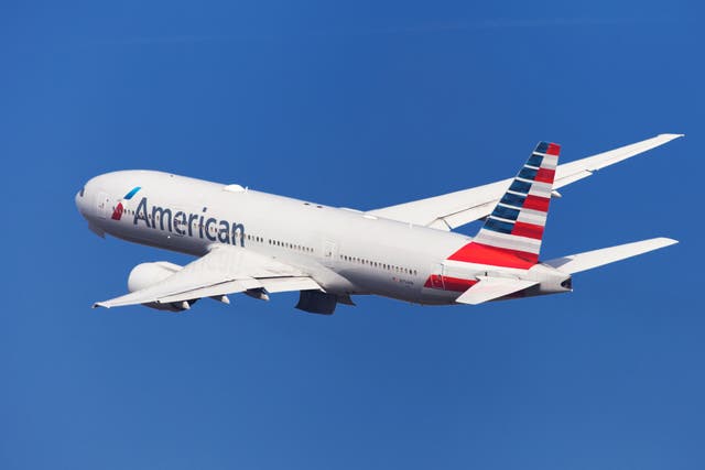 <p>American Airlines Boeing 777-200ER banca izquierda después de despegar del aeropuerto de El Prat en Barcelona, España.</p>