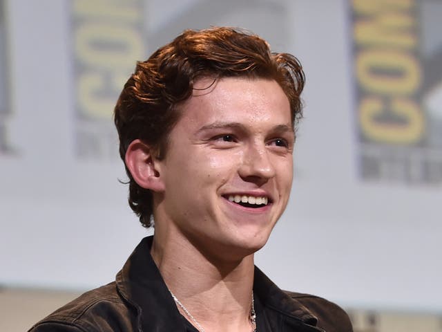 <p>El actor Tom Holland de Marvel Studios '"Spider-Man: Homecoming" asiste a la San Diego Comic-Con International 2016 Marvel Panel en el Hall H el 23 de julio de 2016 en San Diego, California.</p>