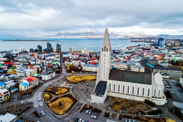 <p> Partes de Islandia fueron sacudidas por un terremoto de magnitud 5.6 el miércoles  </p>