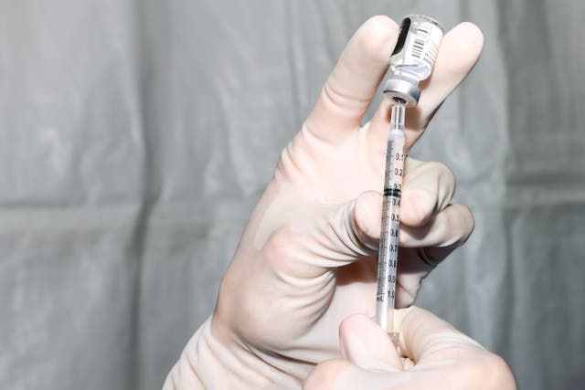 <p>La agencia federal encontró que la vacuna es segura, efectiva y capaz de prevenir por completo las hospitalizaciones y muertes   </p>
