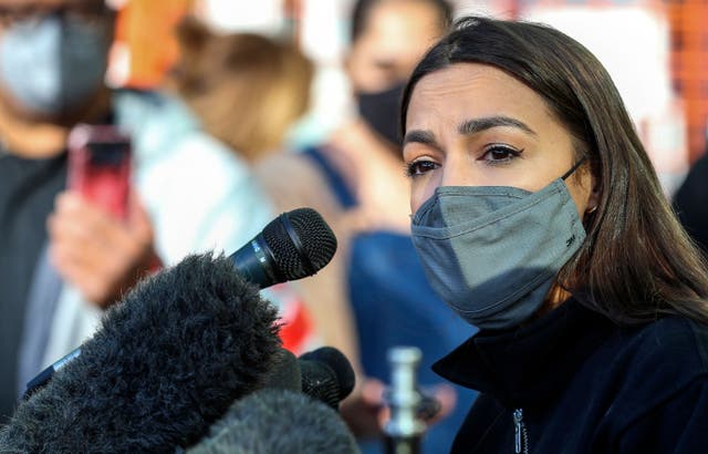 <p>La congresista Alexandria Ocasio-Cortez habla con los medios en el Houston Food Bank el 20 de febrero de 2021 en Houston, Texas. - Los legisladores abordan el desastre climático en Texas y ayudaron a distribuir alimentos en el banco de alimentos. </p>