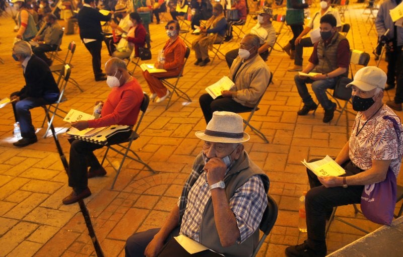 <p>Adultos mayores esperan en una carpa naranja su turno para ser inoculados con una dosis de la vacuna contra el coronavirus Sputnik V de Rusia, en el distrito de Xochimilco, en la Ciudad de México, el miércoles 24 de febrero de 2021. </p>