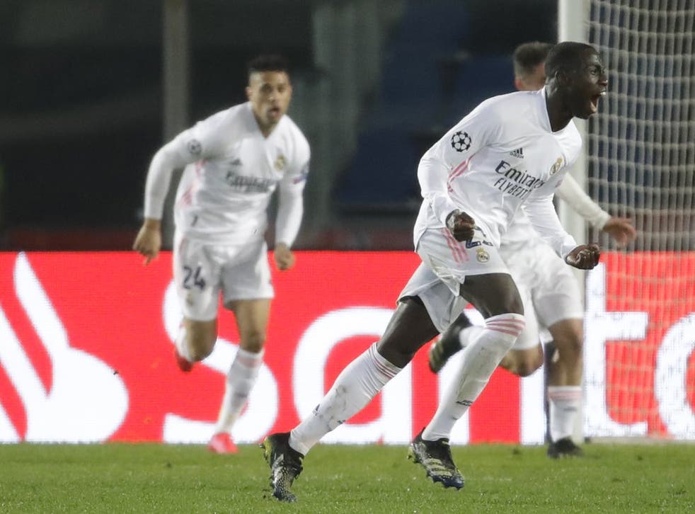 <p>Ferland Mendy del Real Madrid celebra tras anotar el gol para la victoria 1-0 ante el Atalanta por los octavos de final de la Liga de Campeones, el miércoles 24 de febrero de 2021. </p>