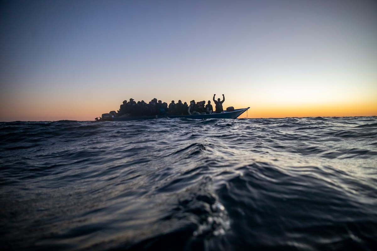 Много моры. Море Туниса с судном. Средиземное море беженцы. Судно с мигрантами затонуло у берегов Туниса.