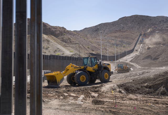 <p>Equipos de construcción trabajan en un muro fronterizo que We Build The Wall Inc. está construyendo el 1 de junio de 2019 en Sunland Park, Nuevo México.</p>