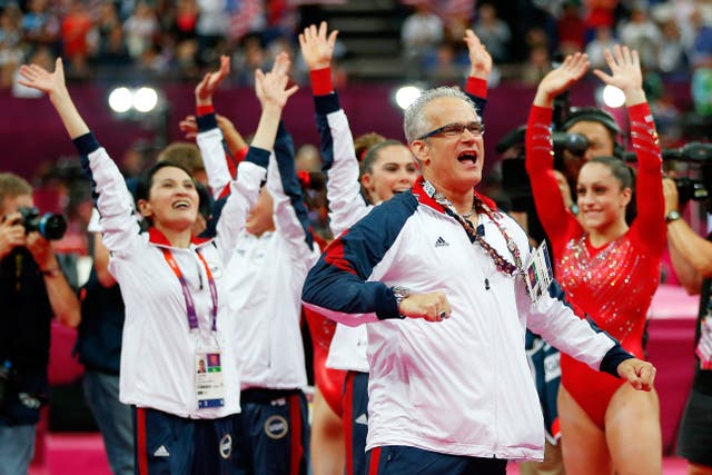 <p>El entrenador de gimnasia femenina de Estados Unidos John Geddert celebra durante la rotación final en la final del equipo femenino de gimnasia artística el día 4 de los Juegos Olímpicos de Londres 2012 en el North Greenwich Arena el 31 de julio de 2012 en Londres, Inglaterra. </p>