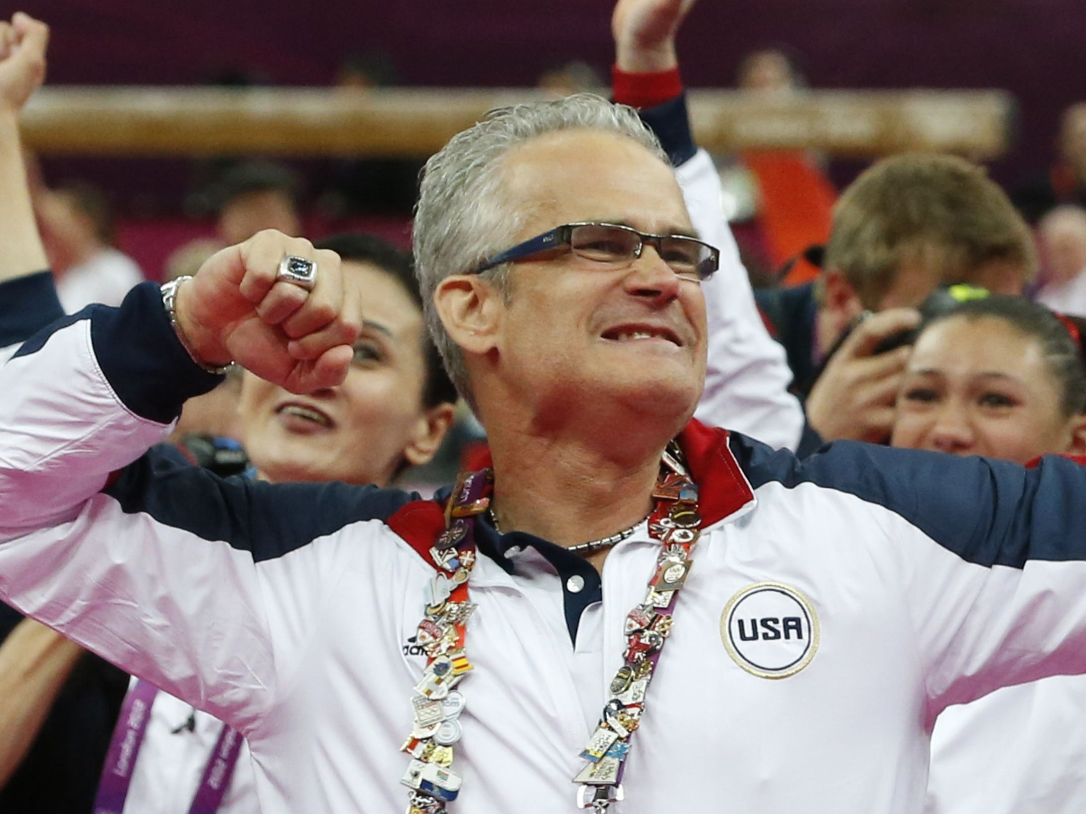 <p>El entrenador del equipo de gimnasia femenina estadounidense John Geddert celebra con el equipo después de que Estados Unidos ganara el oro en el equipo femenino del evento de gimnasia artística de los Juegos Olímpicos de Londres el 31 de julio de 2012 en el 02 North Greenwich Arena de Londres. El equipo de Estados Unidos ganó el oro, el equipo de Rusia se llevó la plata y el equipo de Rumania obtuvo el bronce. </p>
