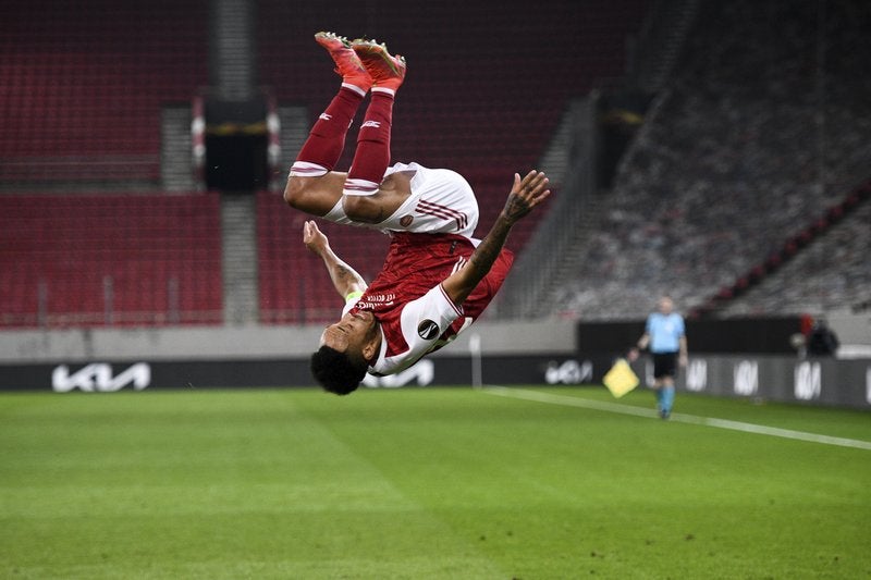 <p>Pierre-Emerick Aubameyang festeja tras anotar el tercer gol de Arsenal en el partido contra Benfica en la Liga Europa, el jueves 25 de febrero de 2021, en Pireos, Grecia. </p>