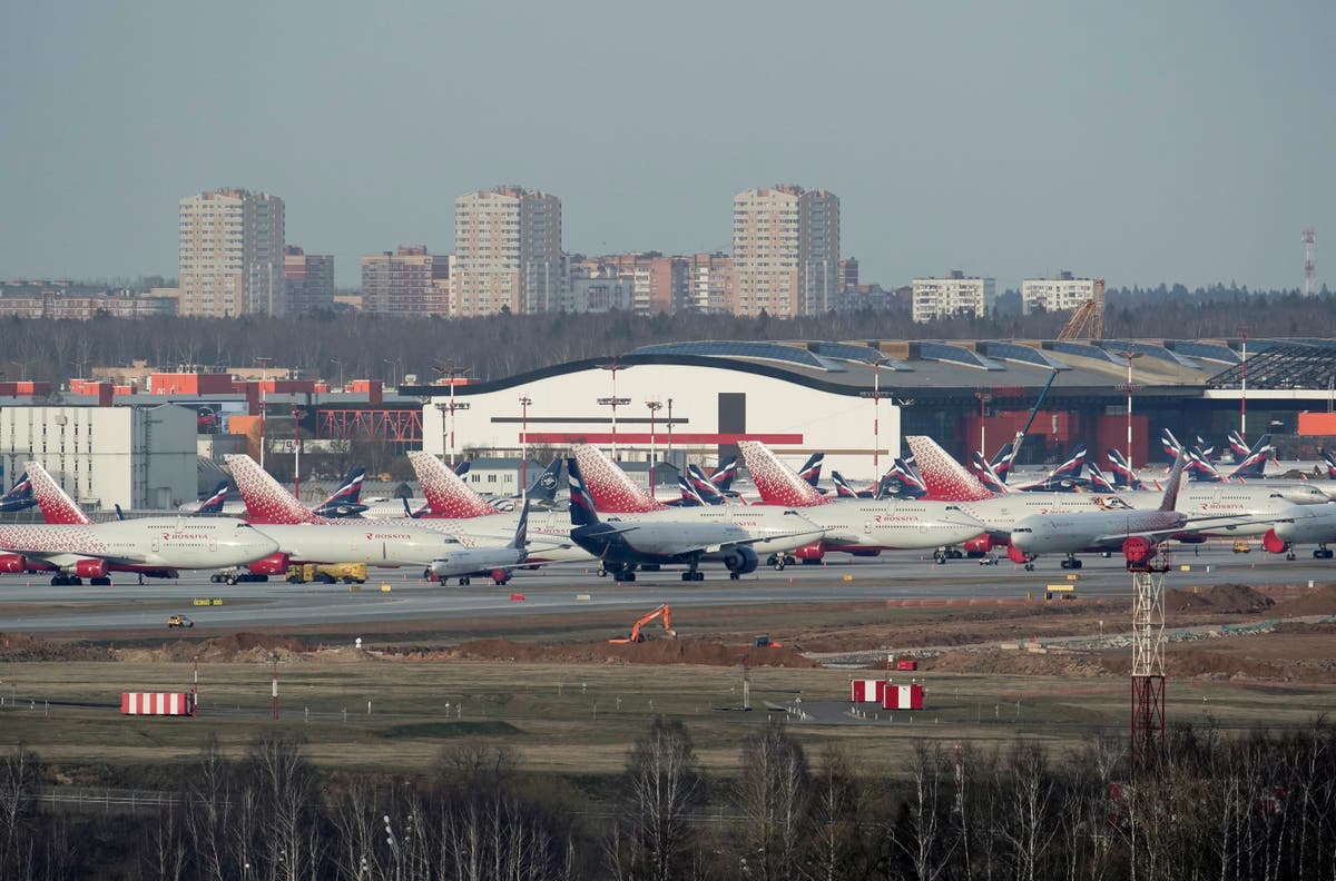 Boeing 777 with engine trouble makes emergency landing in Moscow