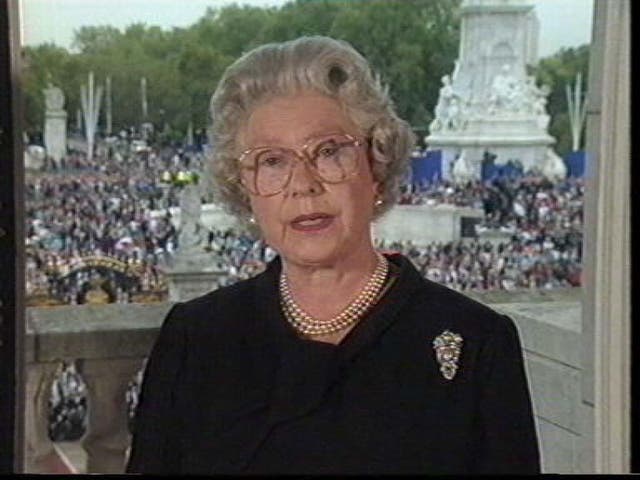 <p>Vestida de negro y apareciendo con el telón de fondo del centro comercial frente al Palacio de Buckingham, así habló tras la muerte de la princesa Diana.</p>