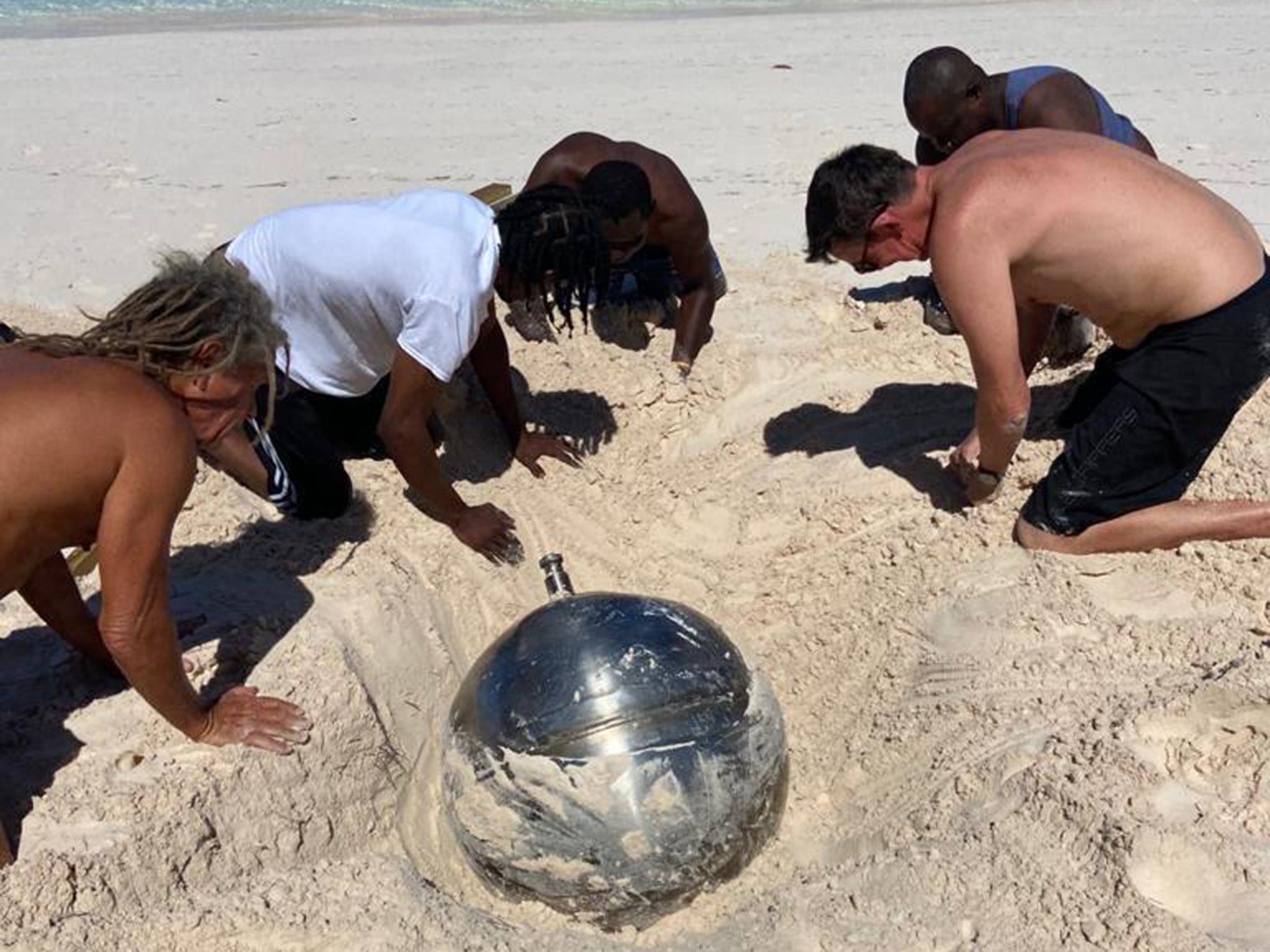 Загадочный шар в океане. Титановый шар на Багамах. Украшения найденные на пляже. Странные находки на пляже. Находка пляжи.