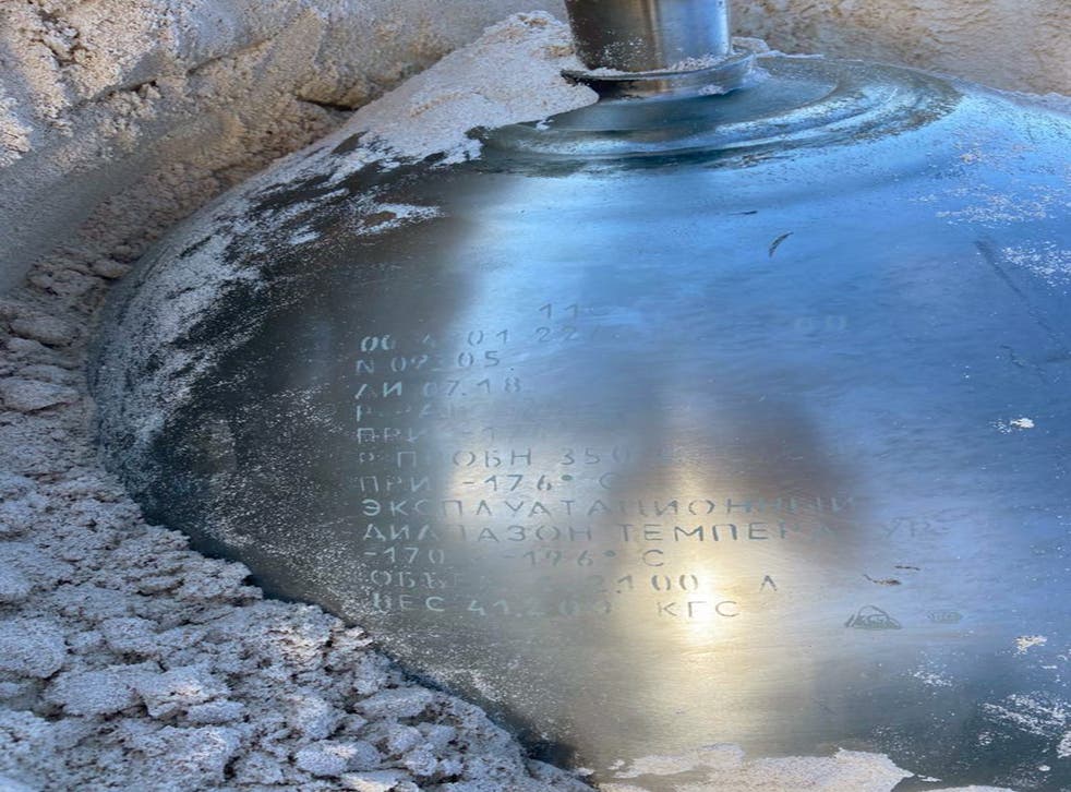 <p>The Russian text on the object notes it has an operating temperature range of between -170C and -196C, a capacity of around 43 litres, a maximum weight of around 41kg</p>