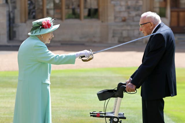 <p>La reina Isabel II premia al capitán Sir Thomas Moore con la insignia de Knight Bachelor en el Castillo de Windsor el 17 de julio de 2020 en Windsor, Inglaterra. El veterano británico de la Segunda Guerra Mundial, el capitán Tom Moore, recaudó más de £ 32 millones para el NHS durante la pandemia de coronavirus. </p>