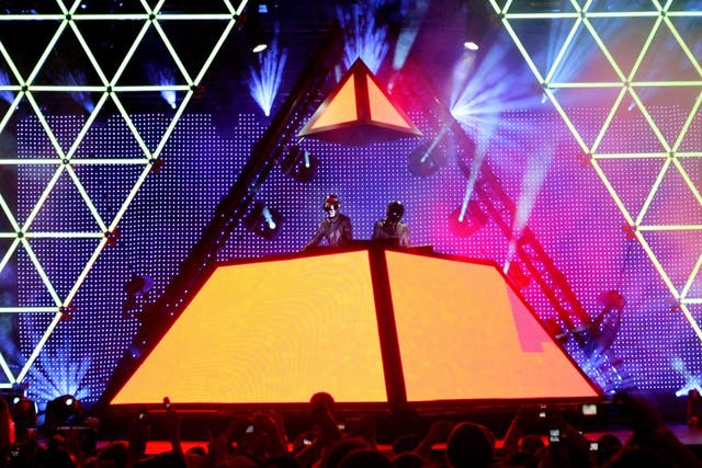 <p>INDIO, CA - 29 DE ABRIL: Daft Punk se presenta en el Coachella Music Fesival el 29 de abril de 2006 en Indio, California. </p>