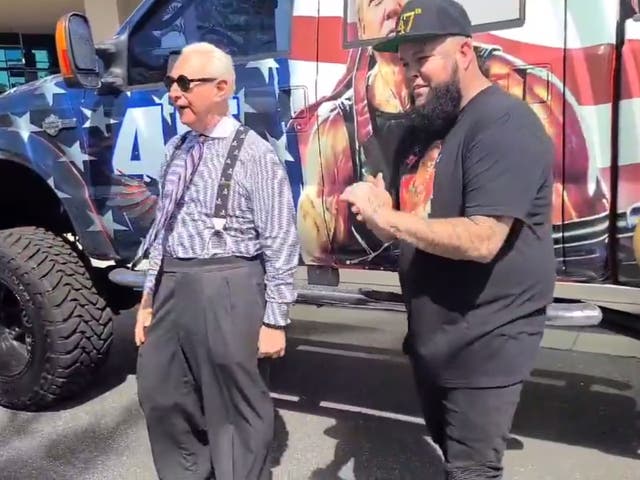 <p> Roger Stone fue visto bailando fuera del Comité de Acción Política Conservadora (CPAC) en Orlando, Florida  </p>