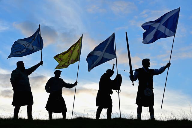<p>Duncan Thomson, Brian McCutcheon, John Patterson y Arthur Murdoch, de King of Scots Robert the Bruce Society, sostienen las banderas escocesas mientras se preparan para votar en el referéndum de independencia escocés el 14 de septiembre de 2014 en Loch Lomond. Las últimas encuestas en el referéndum de independencia de Escocia volvieron a poner a la campaña del No a la cabeza, la primera vez que han ganado terreno en la campaña del Sí desde principios de agosto. </p>