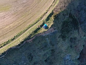 <p>Una familia con un niño fue vista acampando peligrosamente cerca del borde de un acantilado en Cleveland Way, North Yorkshire, el 27 de febrero.</p>