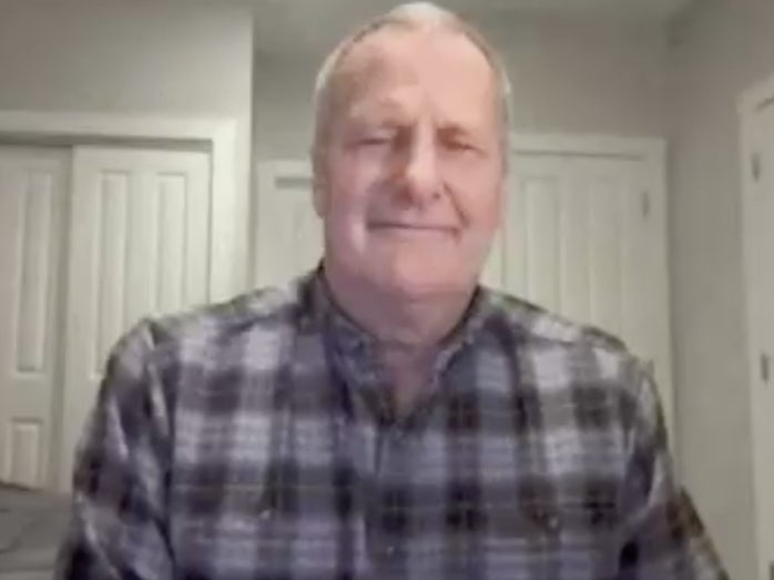 Jeff Daniels wears a plaid shirt to the Golden Globes 